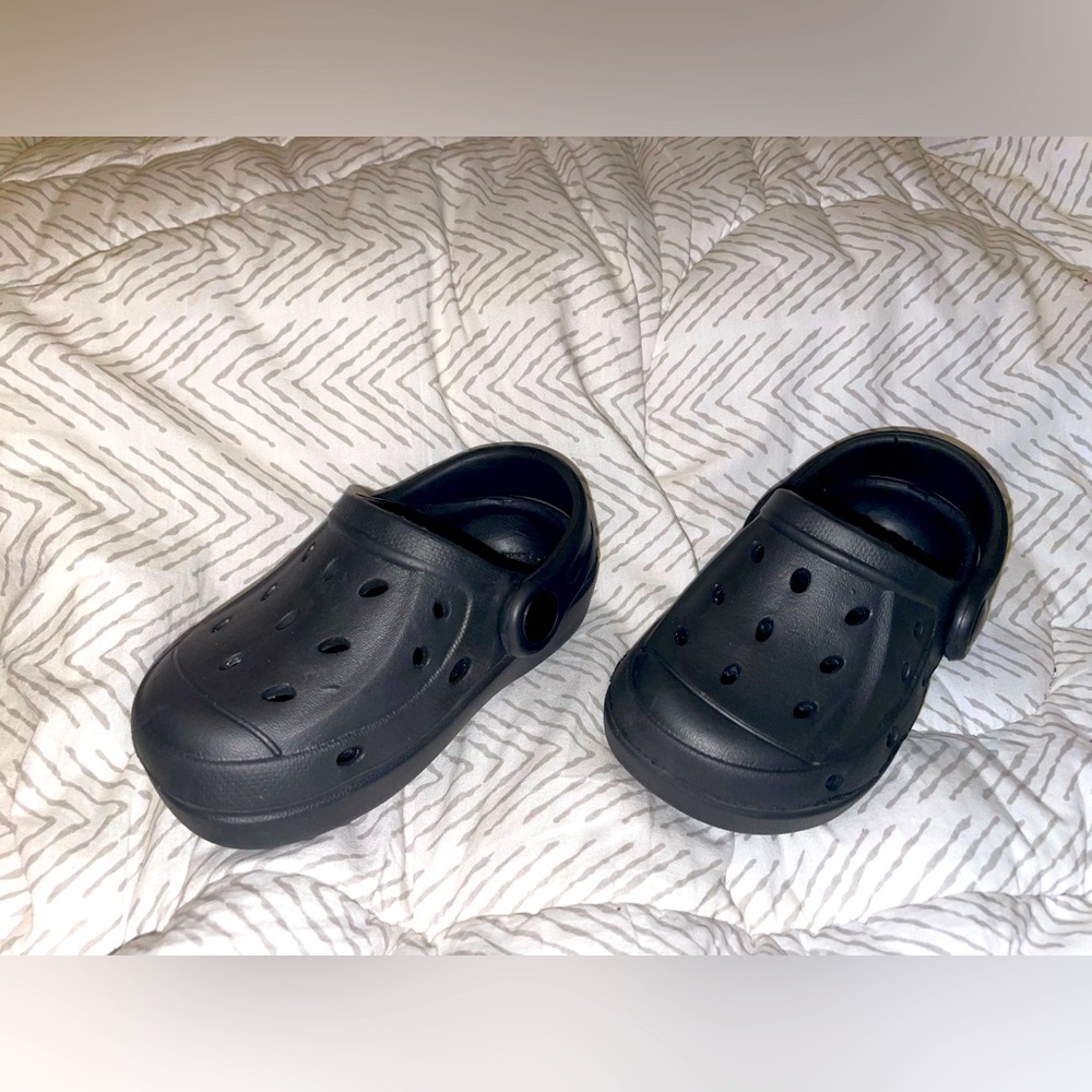 Black crocs
